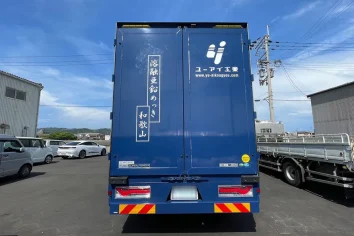 大型トラックの後部 カッティングシート施工例